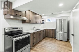 326 E 19th St in Hamilton, ON - Building Photo