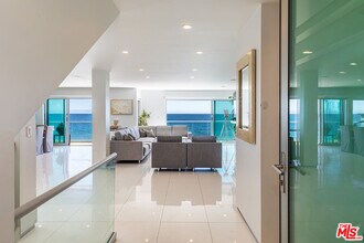 26050 Pacific Coast Hwy in Malibu, CA - Building Photo - Building Photo