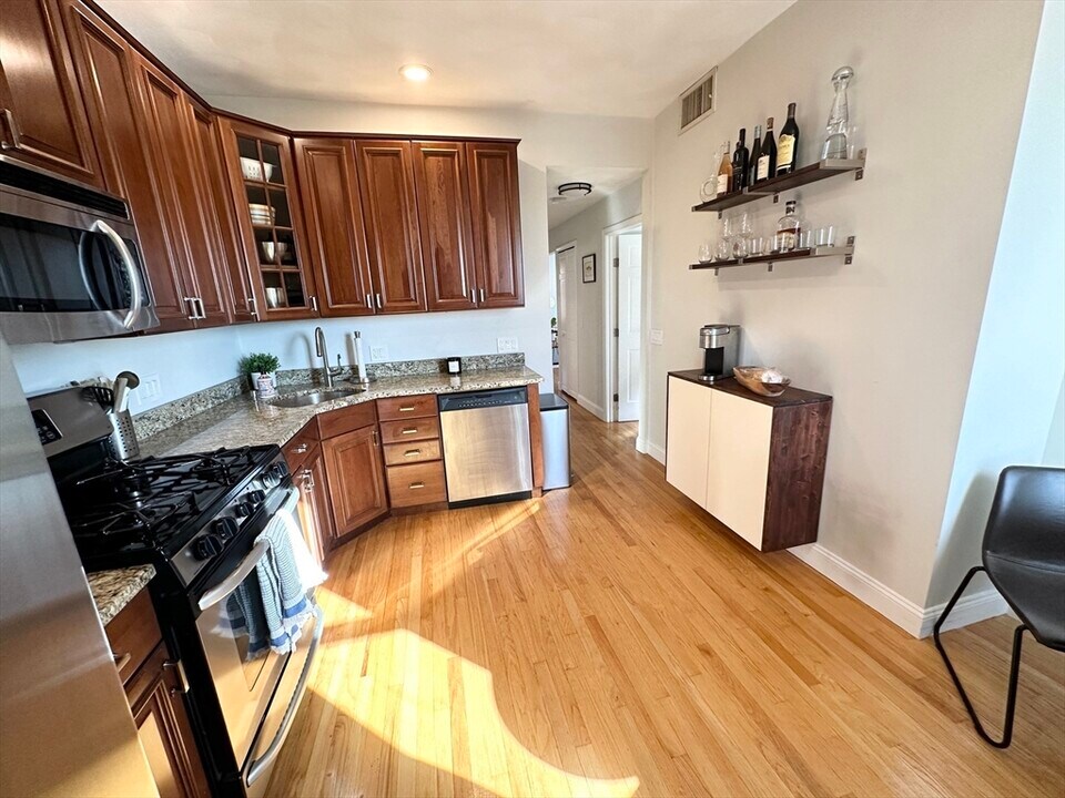 582 E 4th St in Boston, MA - Building Photo