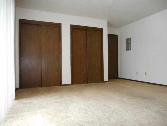 921 Emmons St-Unit -04 in Hiawatha, IA - Building Photo - Building Photo