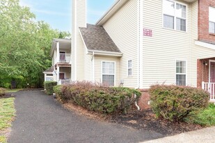 127 Forest Dr in Piscataway, NJ - Building Photo