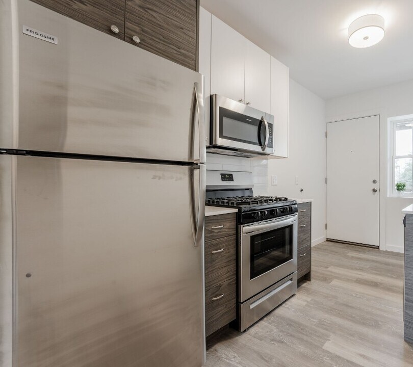 1704 W Glenlake Ave in Chicago, IL - Building Photo