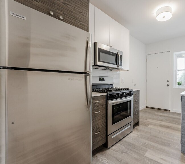 property at 1704 W Glenlake Ave
