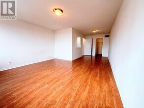 28 Sommerset Way in Toronto, ON - Building Photo - Building Photo