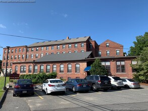 180 Bemis Rd, Unit 2 in Fitchburg, MA - Foto de edificio - Building Photo