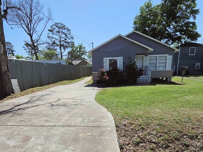 8708 Lanewood Dr