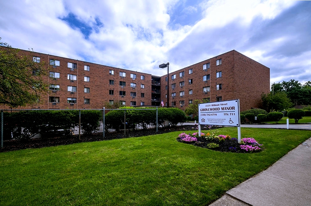 Grovewood Manor in Youngstown, OH - Building Photo