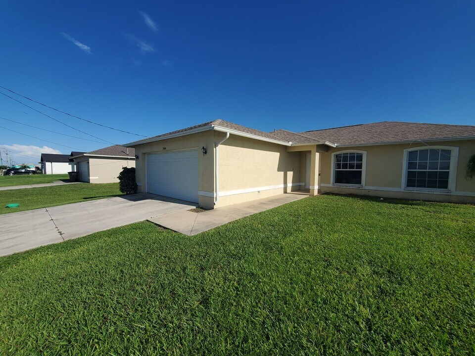 3904 12th St W in Lehigh Acres, FL - Building Photo