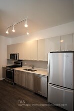 930 W Dakin St, Unit 301 in Chicago, IL - Foto de edificio - Building Photo