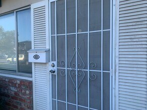 2832 Sweet Way in Sacramento, CA - Building Photo - Building Photo