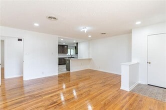 1717 Crescent St in Denton, TX - Building Photo - Building Photo