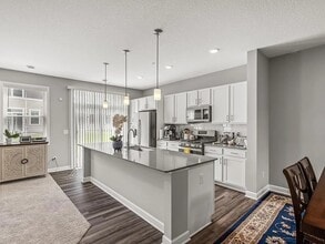 10896 Territorial Trl in Maple Grove, MN - Foto de edificio - Building Photo