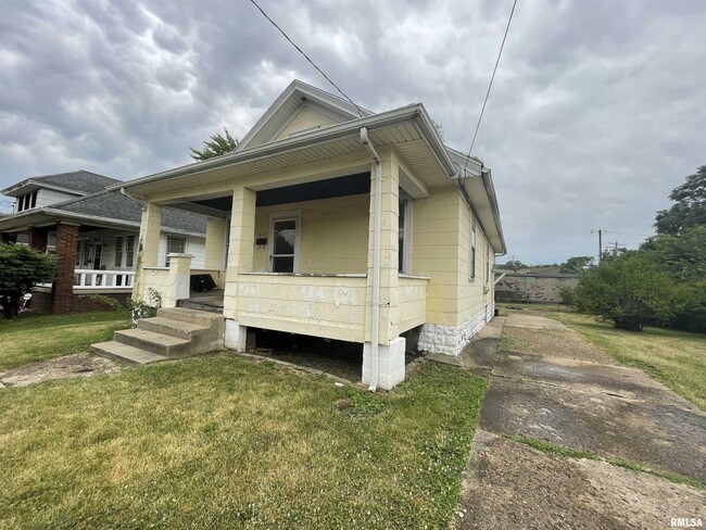property at 612 W Loucks Ave