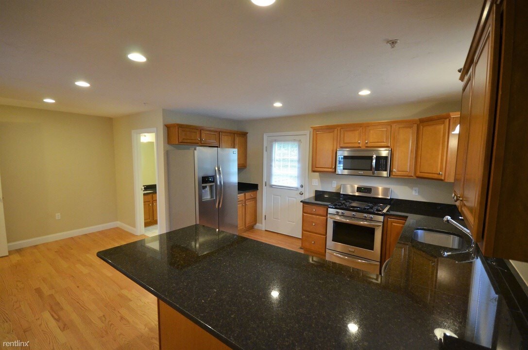 855 Temple St-Unit -Unit 2 in Whitman, MA - Building Photo