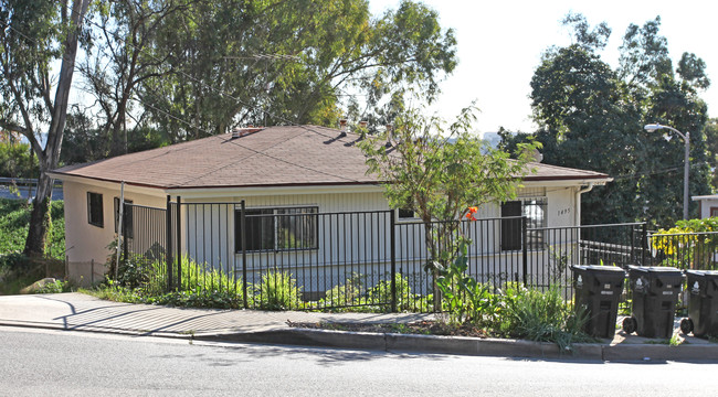 1495 Stadium Way in Los Angeles, CA - Foto de edificio - Building Photo