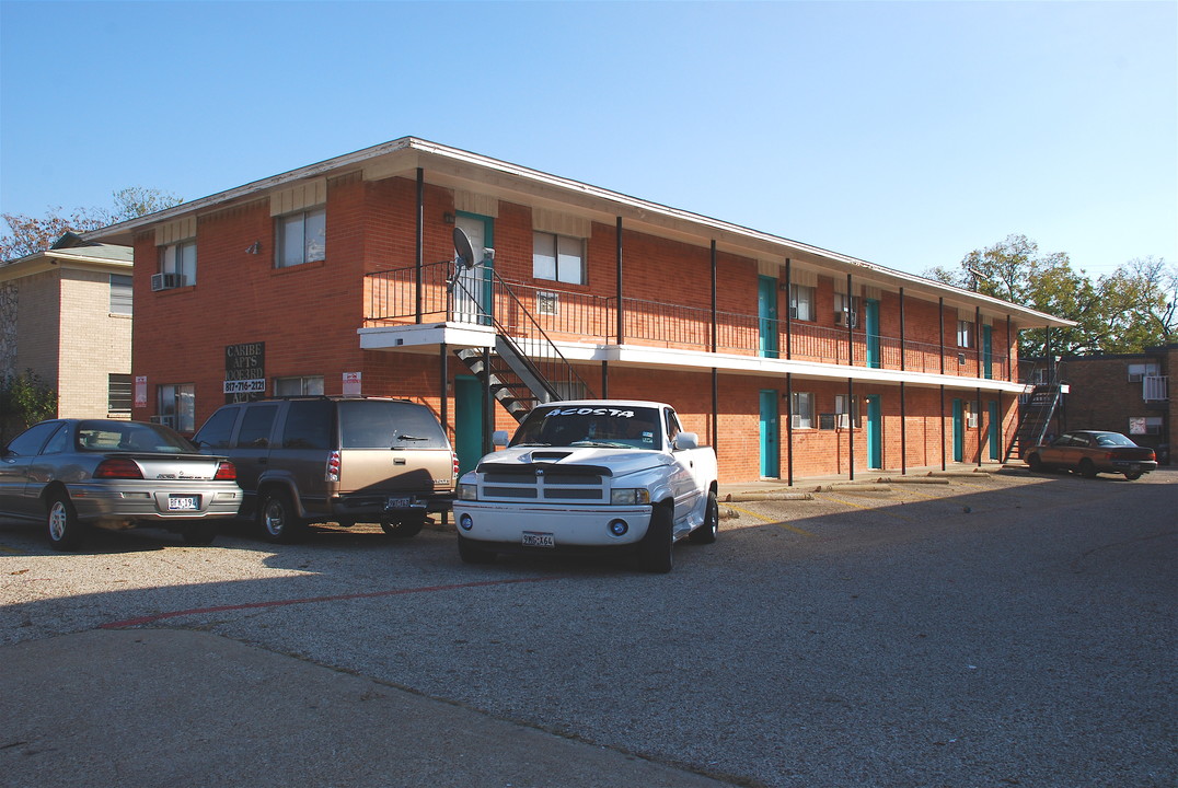 100 E 3rd St in Arlington, TX - Building Photo