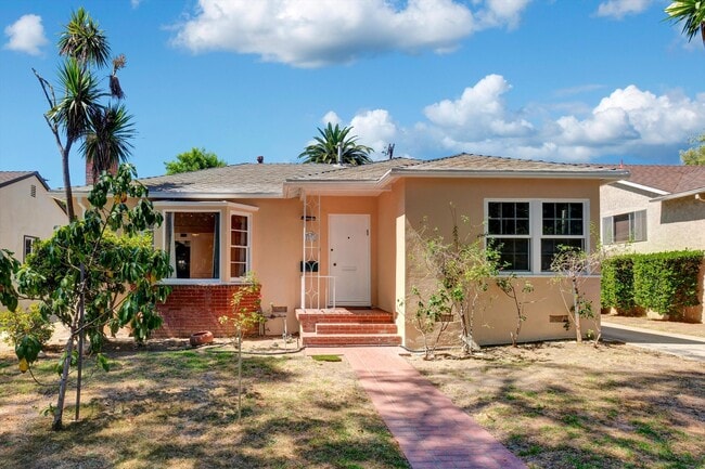 2511 Castle Heights Ave in Los Angeles, CA - Building Photo - Building Photo
