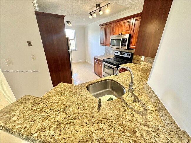 8955 Wiles Rd in Coral Springs, FL - Building Photo - Building Photo