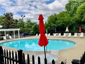 650 Perrie Dr, Unit 101 in Elk Grove Village, IL - Building Photo - Building Photo