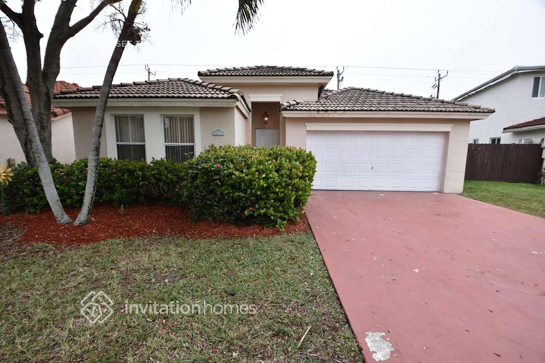 13711 N Garden Cove Cir in Davie, FL - Building Photo