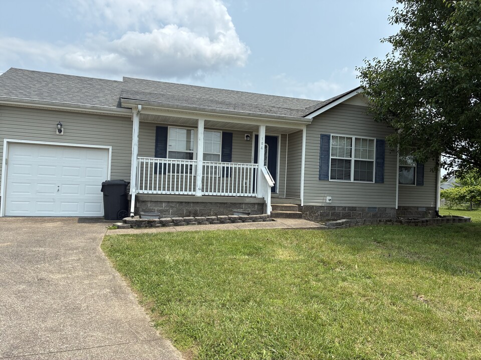 104 Josephines Ct in Oak Grove, KY - Foto de edificio