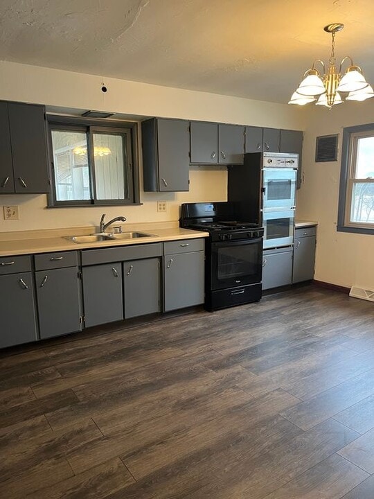 1830 W Sunnydale Ln in Mequon, WI - Building Photo