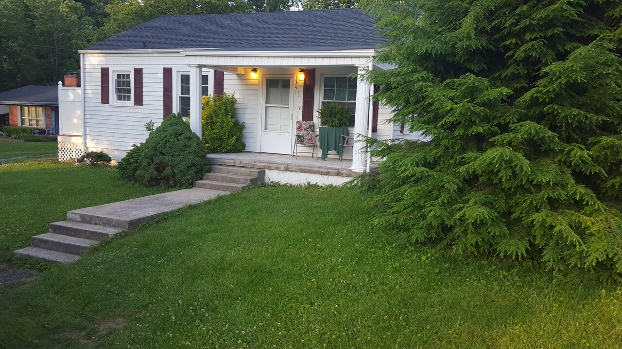 1341 Rock Rose Rd in Bristol, TN - Building Photo