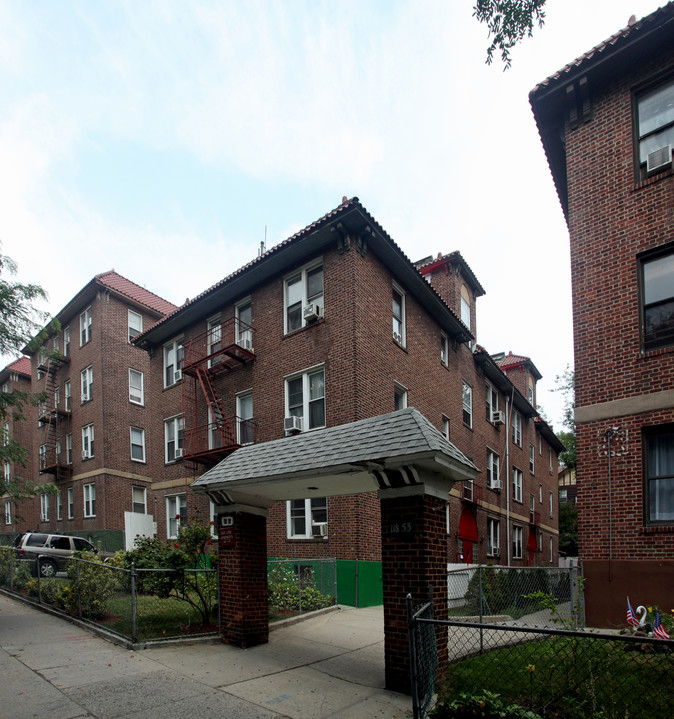 118-45 Metropolitan Ave in Kew Gardens, NY - Building Photo