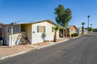 Paradise Groves Manufactured Home Community in Glendale, AZ - Building Photo - Building Photo