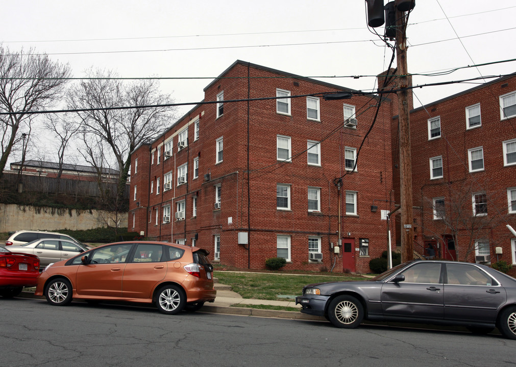 Lee Albemarle Apartments in Arlington, VA - Building Photo