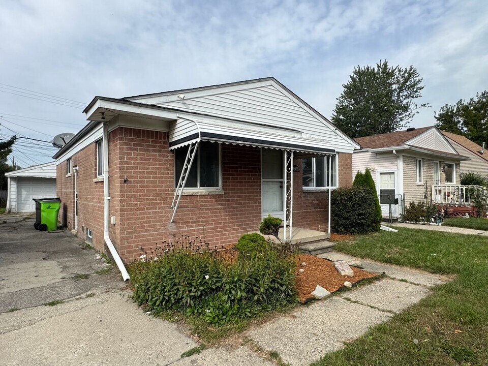 19543 E 14 Mile Rd in Clinton Township, MI - Foto de edificio
