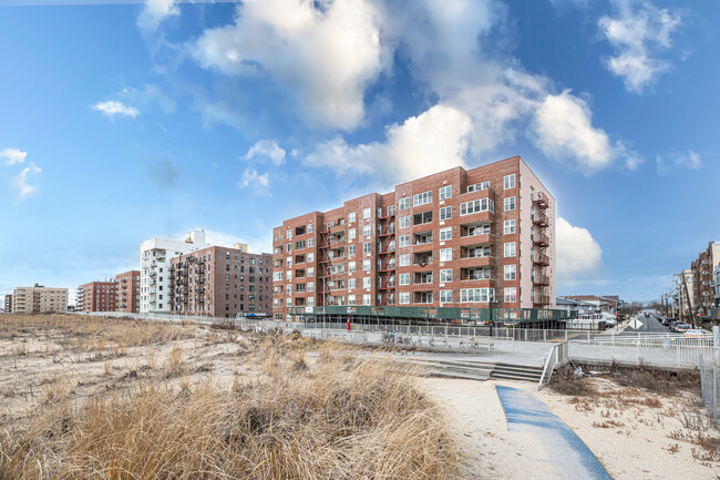 Hampton House in Rockaway Park, NY - Building Photo - Building Photo