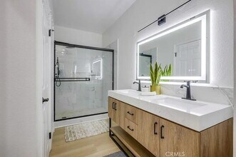 2526 W MacArthur Blvd in Santa Ana, CA - Building Photo - Building Photo