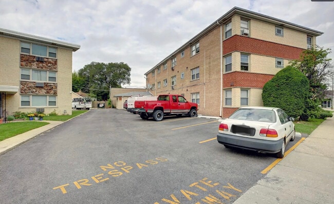 6441 W Higgins Ave in Chicago, IL - Building Photo - Building Photo