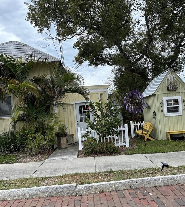 109 Hibiscus St in Tarpon Springs, FL - Foto de edificio