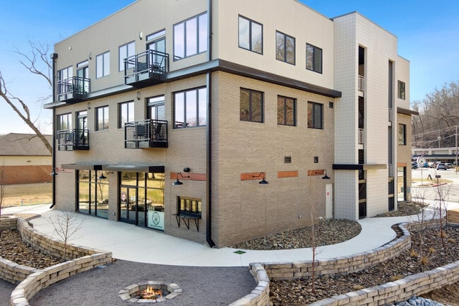 10 Riordan Rd in Bella Vista, AR - Foto de edificio - Building Photo