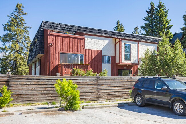 705 4 St in Canmore, AB - Building Photo - Building Photo