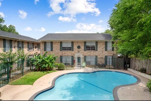 Hillside Chateau Apartments in Huntsville, TX - Building Photo
