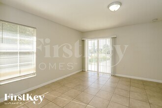 1905 Eden Dr in Deltona, FL - Foto de edificio - Building Photo