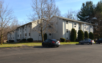 Gloucester Village in Newington, CT - Foto de edificio - Building Photo