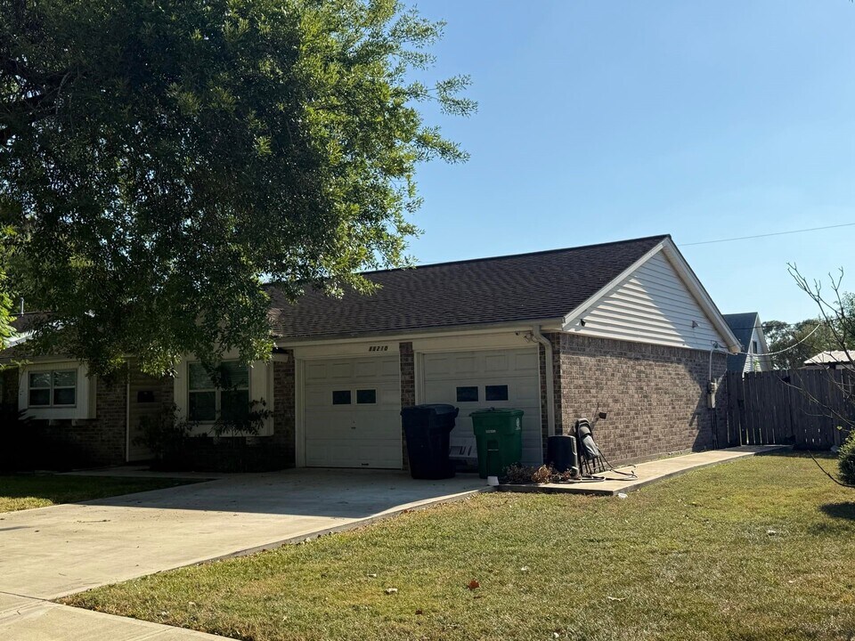 11210 Sageoak Dr in Houston, TX - Building Photo