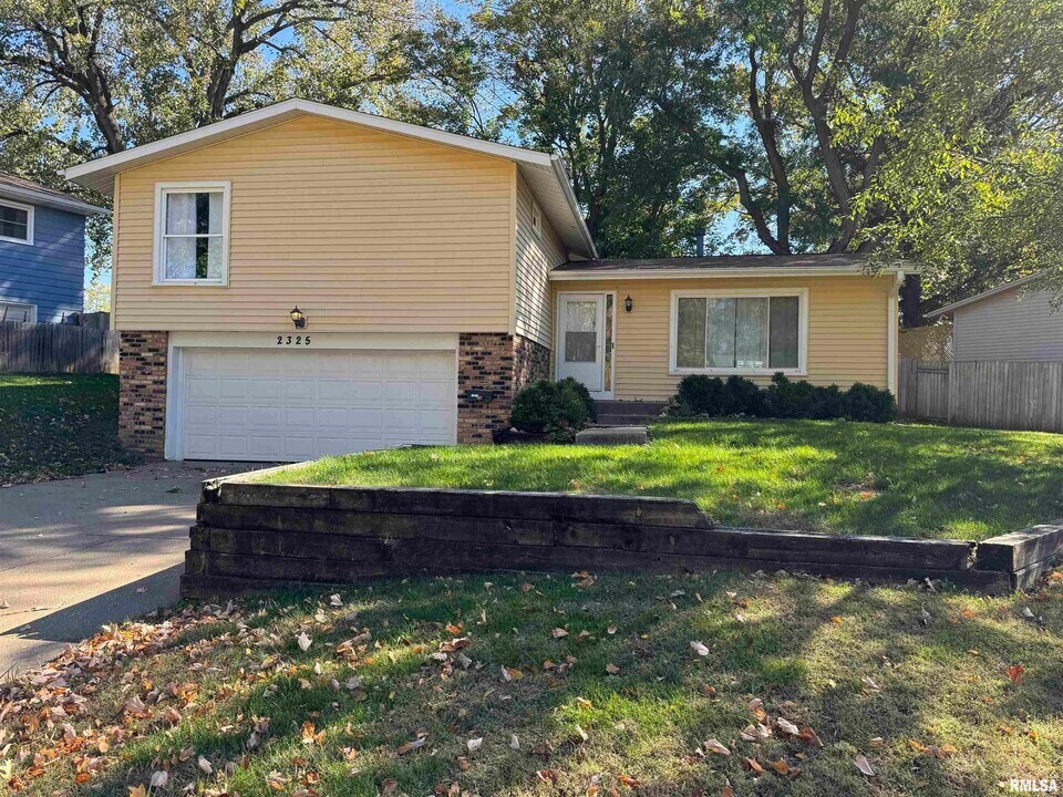 2325 Queens Ct in Bettendorf, IA - Building Photo