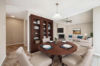 10311 Richmond Hill Dr in Houston, TX - Building Photo - Building Photo