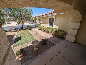 10900 Royal Highlands St in Las Vegas, NV - Building Photo - Building Photo