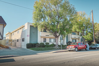 16226 Vanowen St in Van Nuys, CA - Foto de edificio - Building Photo