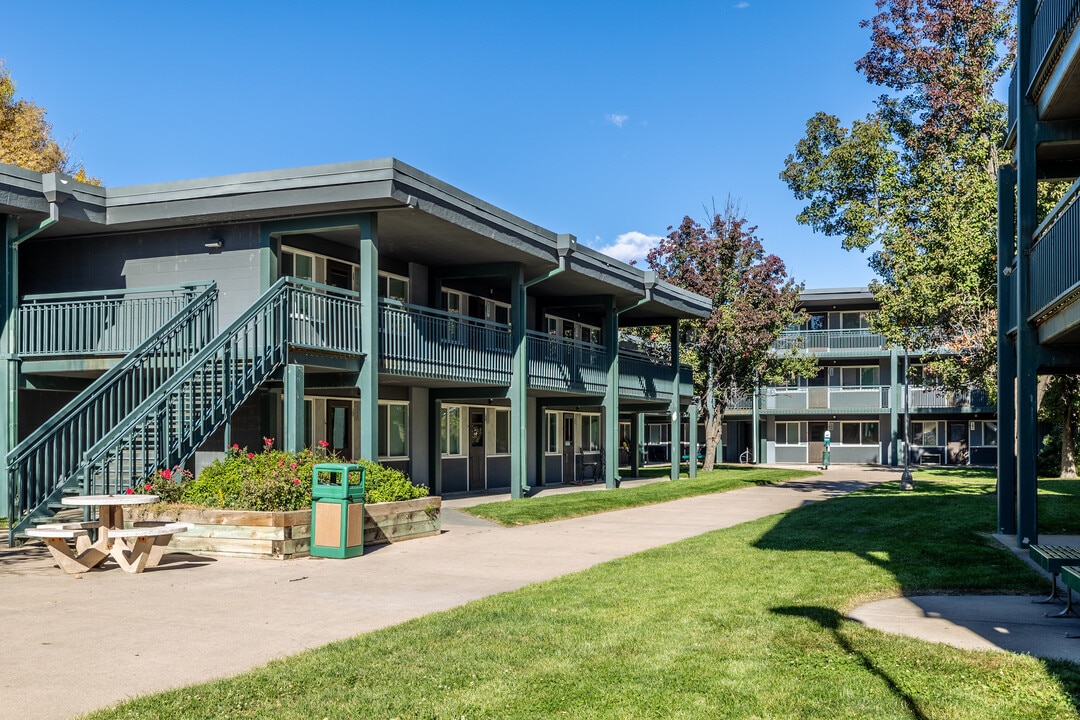 Bears Village in Greeley, CO - Foto de edificio