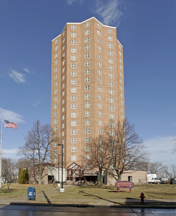 Riverview Apartments in Milwaukee, WI - Building Photo