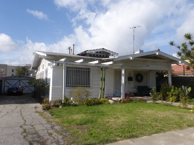 643 N Serrano Ave in Los Angeles, CA - Foto de edificio - Building Photo