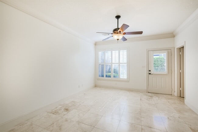 property at 407 W Bell St