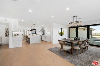 15655 Castlewoods Dr in Los Angeles, CA - Building Photo - Building Photo